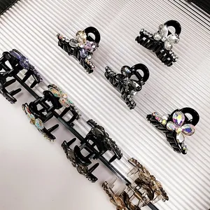 Détail macro de diverses pinces à cheveux papillon en cristal avec strass étincelants