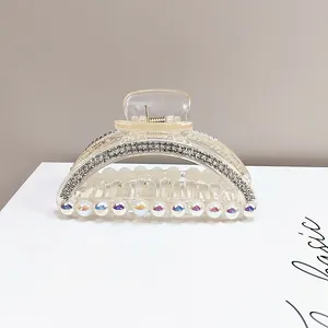 Dettaglio della molletta per capelli di lusso con strass brillanti e perle colorate