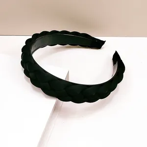 Détail du serre-tête tressé noir avec texture torsadée et dents antidérapantes à l'intérieur