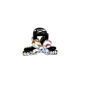 Pince à cheveux papillon en cristal avec strass colorés sur support noir chic