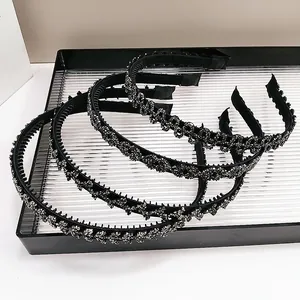 Minimalistisches schwarzes Stirnband-Set mit Strasssteinen und rutschfesten Innenkämmen