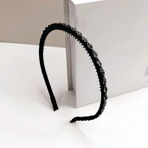Detailansicht des schwarzen Haarreifs mit rutschfesten Zähnen und glitzerndem Design