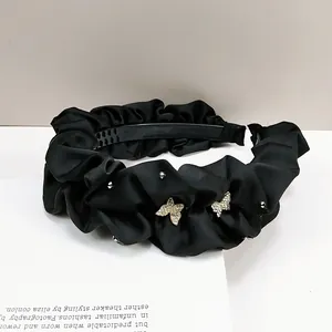 Serre-tête plissé en satin noir élégant avec des accents de papillon en strass argentés