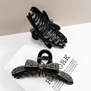 Detailsicht der eleganten schwarzen Haarklammern mit funkelnder Strass-Schleife