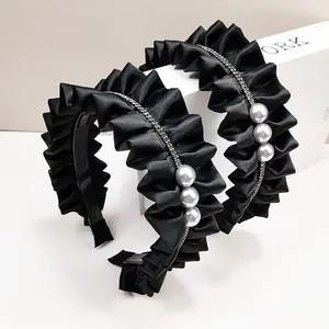 Serre-tête élégant en satin noir plissé avec des strass argentés et des perles blanches