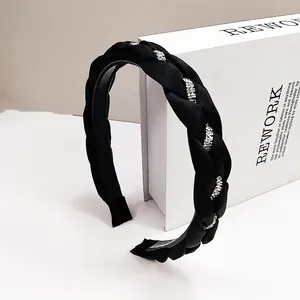 Cerchietto in raso intrecciato nero con strass argentati e pettine interno antiscivolo