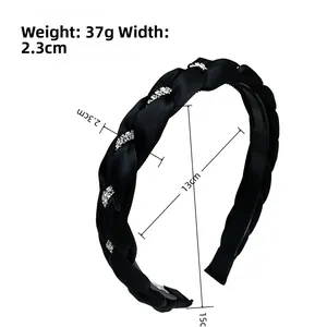 Dettaglio del cerchietto intrecciato in raso nero con strass e specifiche tecniche