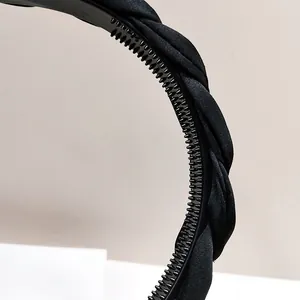 Dettaglio del cerchietto in raso intrecciato nero con denti interni antiscivolo fissi