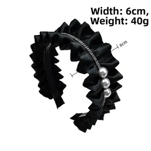 Détail du serre-tête plissé en satin noir de 6cm avec strass et perles grises