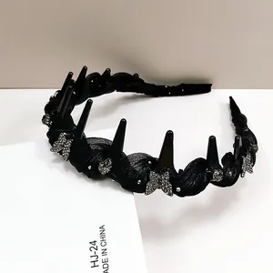 Détail d'un serre-tête papillon avec strass, filet noir et dents de peigne internes