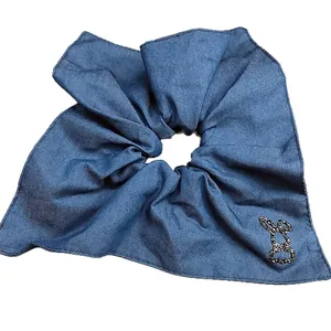 Elastico per capelli in denim blu con sagoma di coniglio glitterata su fondo bianco
