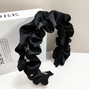Serre-tête plissé en satin noir élégant avec papillons en strass étincelants pour femmes