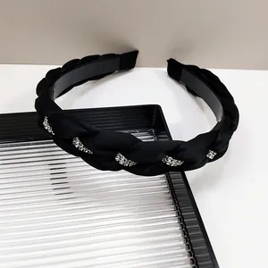Elegante cerchietto in raso intrecciato nero con decorazioni in strass argento brillanti