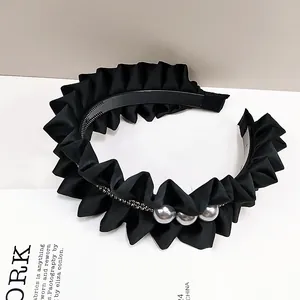Serre-tête plissé en satin noir élégant orné de perles grises et de strass