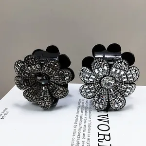 Vue détaillée des pinces à cheveux fleur en strass de luxe en argent et anthracite