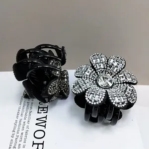 Détail de la pince à cheveux fleur de luxe ornée de strass brillants sur finition noire