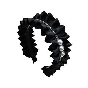 Serre-tête élégant en satin plissé noir avec strass brillants et accents de perles grises