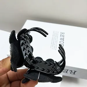 Pince à cheveux fleur en strass de luxe avec pétales de velours noir et cristaux