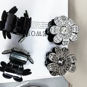 Détail de pinces à cheveux fleur en cristal avec strass et mécanisme à ressort en métal