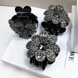 Set de 3 pinces à cheveux fleurs en strass noir et argent pour une coiffure élégante