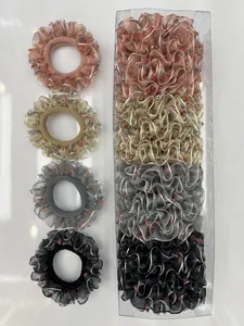 Set de cuatro coleteros de malla floral en rosa, dorado, gris y negro con caja de regalo