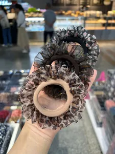Detalle de tres coleteros con estampado de leopardo hechos de tela elástica y malla fina