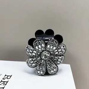 Gros plan détaillé d'une pince à cheveux fleur de luxe avec strass argentés brillants
