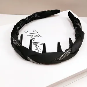 Diadema trenzada negra con pedrería plateada y peine para un efecto de volumen