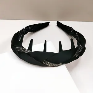 Detalle de diadema trenzada negra con pedrería y dientes de peine antideslizantes