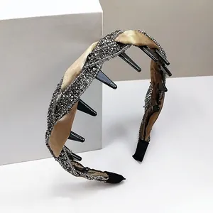 Detail eines champagnergoldenen Satin-Haarreifs mit silbernen Perlen und Innenkämmen
