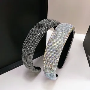 Detailopname van sprankelende strass-haarbanden met dikke voering en antislip binnenzijde
