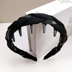 Elegante diadema trenzada negra con pedrería para volumen y un peinado con estilo