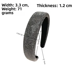 Detail van de 3,3 cm breedte en 1,2 cm dikte van de hoofdband met strassteentjes