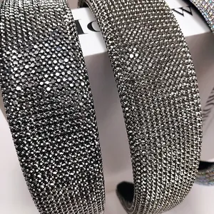 Macro detail van luxe haarbanden met volledige strass steentjes in zwart en zilvergrijs