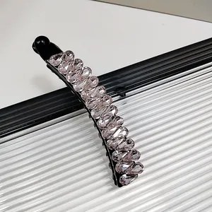 Barrette banane élégante avec cristaux lavande en gouttes et base en résine noire