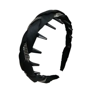 Elegante diadema trenzada negra con pedrería plateada y dientes de peine antideslizantes