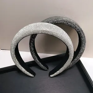 Detail van twee gevoerde haarbanden met handgezette strass-steentjes en zachte voering