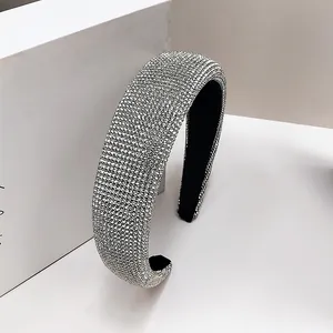 Close-up van brede haarband met zilveren strassteentjes en zwarte antislip voering