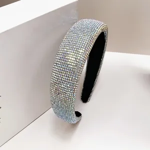 Detailopname van sprankelende AB-strass op een gevoerde luxe haarband met zwarte voering