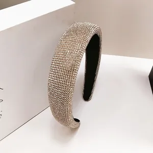 Macro-opname van luxe gewatteerde haarband met glanzende gouden steentjes voor kapsels