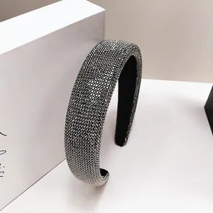 Elegante brede haarband met sprankelende zwarte kristallen en gewatteerde sponslift