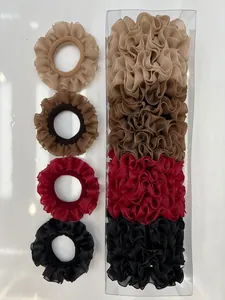 Vista detallada de coleteros de organza con volantes en crema marrón granate y negro