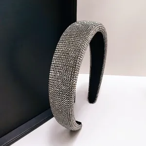 Macro-opname van glanzende zilveren strass-steentjes en zwarte fluwelen voering van de diadeem
