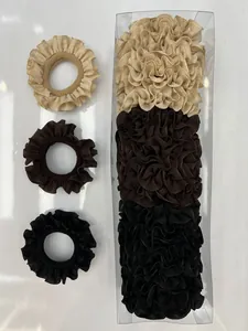 Detalle de coleteros plisados en color beige y marrón con caja de regalo incluida