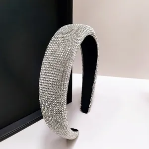 Macro-opname van sprankelende diadeem met diamanten en luxe details van glanzende strass