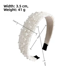 Detalle de perlas cosidas a mano en diadema de lujo de 3,5 cm con extremos antideslizantes