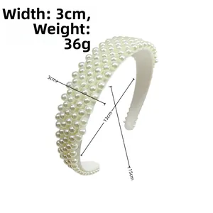 Detalle del ancho de 3cm y peso de 36g de esta diadema de perlas hecha a mano de moda