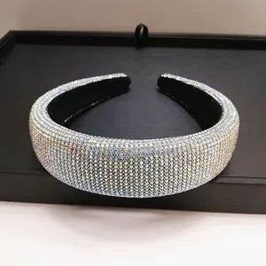 Detailopname van de handgemaakte luxe hoofdband met glinsterende kleurrijke strass-steentjes