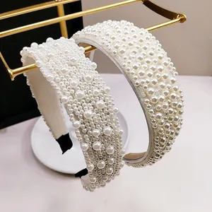 Diadema ancha de perlas hecha a mano con base de tela blanca en soporte
