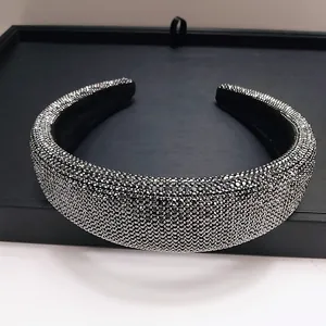 Macro detail van zilveren gevoerde hoofdband met schitterende strass op zwarte houder